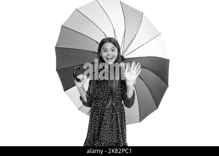 rentrée des classes. accessoire de mode automne. jeune fille élégante. enfant émerveillé tient un parasol coloré. Banque D'Images