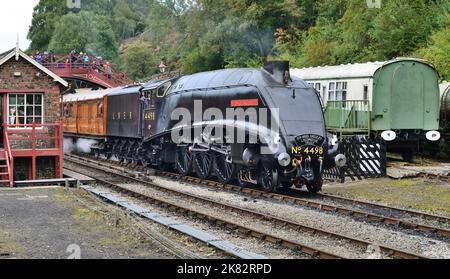 LNER Class A4 Pacific Sir Nigel Gresley arrivant à la gare de Goathland sur le chemin de fer North Yorkshire Moors, le 25th septembre 2022. Banque D'Images