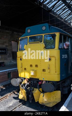 La British Rail Class 31 No. 31128 Charybdis - locomotive diesel - arrive à la gare de Pickering sur le chemin de fer North Yorkshire Moors, Banque D'Images
