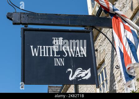 Panneau de pub suspendu traditionnel au White Swan Inn - maison publique - place du marché, Pickering, North Yorkshire, Yorkshire, Angleterre, ROYAUME-UNI Banque D'Images