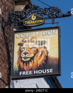 Panneau de pub suspendu traditionnel à la maison publique Golden Lion, 21 Market place, Malton, North Yorkshire, Yorkshire, Angleterre, Royaume-Uni Banque D'Images