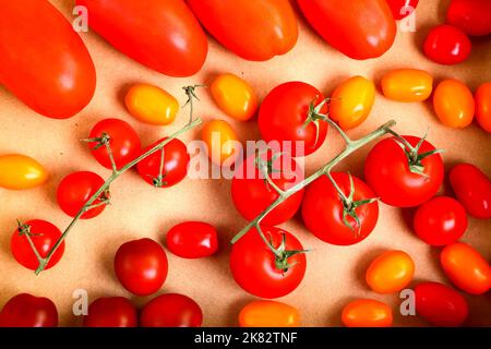 Tomates fraîches mûres mélangées Banque D'Images