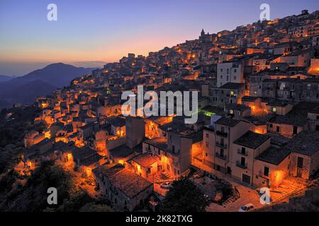 Village de Prizzi au crépuscule, dans l'ouest de la Sicile, en Italie Banque D'Images