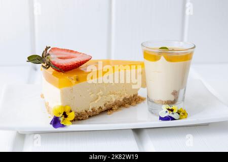 gâteau à côté d'un verre de crème, délicieux dessert sucré en studio, nourriture pour la fête avec des détails dans la texture Banque D'Images