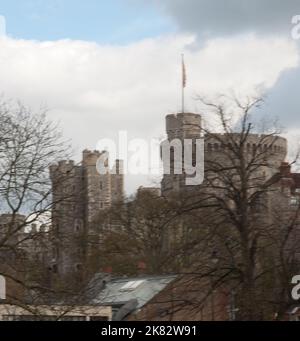 Château de Windsor avec Queen's Standard, Windsor, Berkshire, Royaume-Uni. Les travaux sur ce château normand ont été commencés par William le Conquérant au 11th siècle. Le Banque D'Images