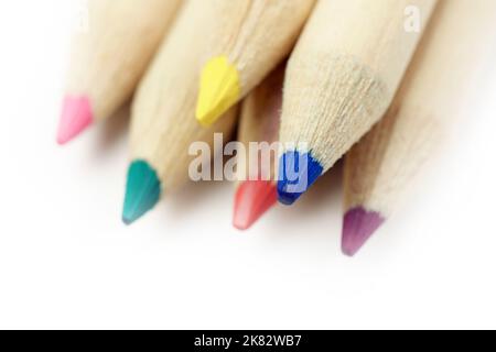 Crayons de couleur macro gros plan. Placé isolé sur un fond blanc et lumineux. Banque D'Images