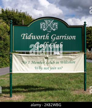 Tidworth Garrison Golf Club, Bulford Road, Tidworth, Wiltshire, Angleterre, Royaume-Uni - panneau de bienvenue avec vue sur l'entrée Banque D'Images