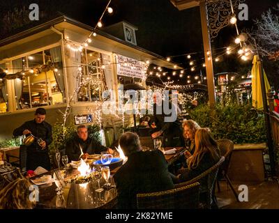 Dîner en plein air à Thanksgiving pendant la période de Noël festive de Thanksgiving, avec des lumières et une atmosphère festive à Danville California USA Banque D'Images