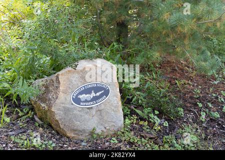 Une plaque sur un rocher à l'entrée du jardin de référence de l'American Conifer Society au jardin botanique de Sonoma, en Californie. Banque D'Images