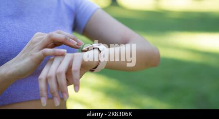 Gros plan de la montre intelligente tactile avec application santé à l'écran, gadget pour un style de vie actif. Entraînement en plein air. Banque D'Images