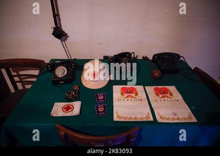 Varsovie, Pologne. 20th octobre 2022. Le 20 octobre 2022, un casque appartenant aux services de santé d'urgence est exposé dans un abri à la bombe désutilisé à Varsovie, en Pologne. Les services d'incendie polonais font l'inventaire des 62 000 abris pour bombes du pays. Le vice-ministre de l'intérieur, Maciej Wasik, a déclaré que, bien que le pays ne soit pas menacé, il faut se préparer à un « pire scénario ». Andrzej Duda, le Presidnet polonais, lors d'une interview à la télévision italienne, a déclaré que sous la menace de ce qu'il a appelé le « nouvel impérialisme » de la Russie, la Pologne pourrait être la prochaine si l'Ukraine tombe. (Photo de Jaap Arriens / Sipa USA) Banque D'Images