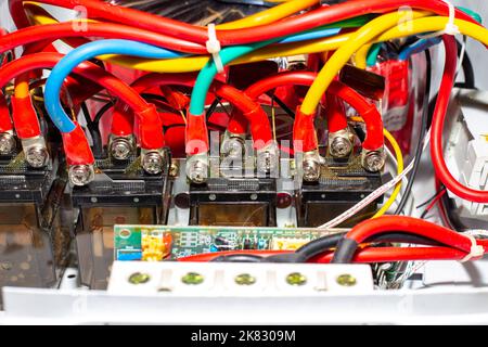 Fils électriques dans un dispositif de stabilisation d'énergie. Réparation du stabilisateur de tension. Banque D'Images