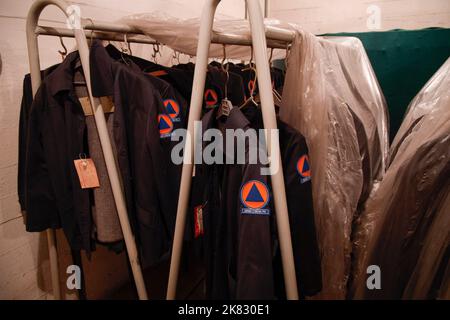 Varsovie, Pologne. 20th octobre 2022. Les uniformes des Forces de défense Civiale de l'ère soviétique (Orona Cywilna PRL) sont vus dans un refuge à la bombe désutilisé à Varsovie, en Pologne, le 20 octobre 2022. Les services d'incendie polonais font l'inventaire des 62 000 abris pour bombes du pays. Le vice-ministre de l'intérieur, Maciej Wasik, a déclaré que, bien que le pays ne soit pas menacé, il faut se préparer à un « pire scénario ». Andrzej Duda, le Presidnet polonais, lors d'une interview à la télévision italienne, a déclaré que sous la menace de ce qu'il a appelé le « nouvel impérialisme » de la Russie, la Pologne pourrait être la prochaine si l'Ukraine tombe. (Photo de Jaap Arriens Banque D'Images