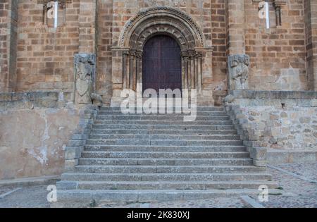 Eglise de Santa Maria de Almocovar, Alcantara, Caceres, Estrémadure, Espagne. Porte romane principale Banque D'Images