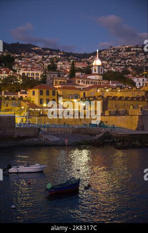 Portugal, Madère, Funchal, Zona Velha, Forteresse de Sao Tiago, Église Santa Maria Maior, nuit, Banque D'Images