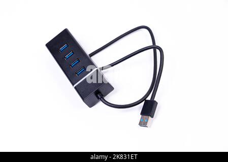 Adaptateur ou concentrateur USB de type C avec divers accessoires : poignées, hdmi, ethernet, VGA DP HDMI, câbles. Divers câbles de conversion pour ordinateurs et smartp Banque D'Images