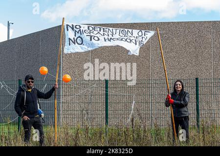 Non à Hassockfield est une campagne mise en place au début de 2021 pour lutter pour la fermeture du nouveau Centre d'enlèvement de l'immigration (IRC) pour les femmes du comté de Durham. Connu à l'origine sous le nom de Hassockfield, il a maintenant été renommé Derwentside. Il remplace Yarl’s Wood comme principal IRC pour les femmes au Royaume-Uni. Le 3rd samedi de chaque mois à 12pm heures, une manifestation a lieu sur le site pour montrer la solidarité avec les femmes détenues en faisant du bruit, en jouant de la musique, en criant des chants et en partageant des discours. Royaume-Uni. Banque D'Images