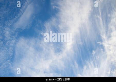 Ciel bleu et nuages blancs pour la pleine conscience et la paix Banque D'Images