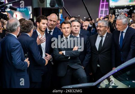 Président de la France, Emmanuel Macron, visite du jour d'ouverture du salon de l'automobile de Paris, France - 17 octobre 2022. Banque D'Images