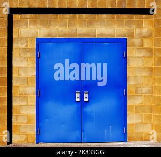 Vieilles portes en métal bleu avec poignées de texture usée Banque D'Images