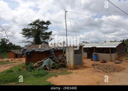 Des compteurs d'électricité sont apparus dans un village de Côte d'Ivoire avec l'arrivée de l'électricité Banque D'Images