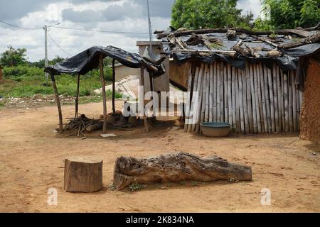 Les fils électriques apportent de l'énergie à un village de Côte d'Ivoire Banque D'Images