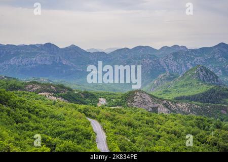 Monténégro. Canyon pittoresque. Montagnes entourant le canyon. Forêts sur les pentes des montagnes. Brume sur les montagnes Banque D'Images