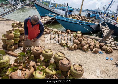 Kendari, Indonésie. 20th octobre 2022. 20 octobre 2022, Kendari, Indonésie: Un travailleur prépare un gaz GPL de 3 kilogrammes qui sera distribué de Kendari à la région des îles Konawe. PT Pertamina Patra Niaga Sulawesi a noté que pendant la période janvier-septembre 2022, la fourniture de trois kilogrammes de GPL à la Régence des îles Konawe dans le sud-est de Sulawesi a atteint 954,24 tonnes métriques. (Credit image: © Andry Denisah/SOPA Images via ZUMA Press Wire) Credit: ZUMA Press, Inc./Alamy Live News Banque D'Images