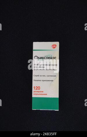 Photo du paquet de propionate de fluticasone (un glucocorticoïde) vaporisateur nasal avec le nom local Flixonase de Bulgarie par GSK Banque D'Images