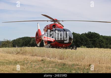 PRODUCTION - 21 juin 2022, Saxe-Anhalt, Naumburg : l'hélicoptère de secours « Christoph Thüringen » se trouve dans un champ près d'un site de mission. L'hélicoptère est l'un des quatre stationnés en Thuringe et le seul qui peut également voler des missions de nuit. Photo: Bodo Schackow/dpa Banque D'Images