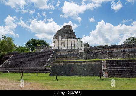Vue sur le site archéologique Maya de Chichen Itza au Yucatan, Mexique. Ruines mayas avec pyramide et bâtiments anciens pour les touristes et les gens pendant Banque D'Images
