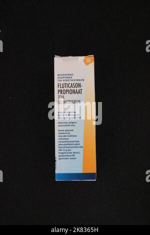 Photo de l'emballage du propionate de fluticasone (glucocorticoïde) en vaporisateur nasal portant le nom local fluticasonproprionaat des pays-Bas, par Teva Banque D'Images