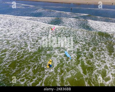 Les gens apprennent à surfer sur Cox Beach, près de Tofino, un beau matin d'été. Tofino, Colombie-Britannique, Canada. Banque D'Images