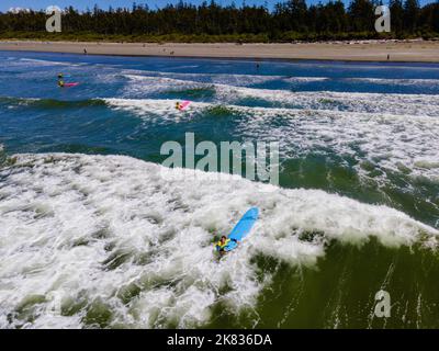 Les gens apprennent à surfer sur Cox Beach, près de Tofino, un beau matin d'été. Tofino, Colombie-Britannique, Canada. Banque D'Images