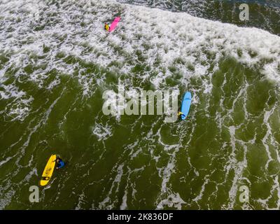 Les gens apprennent à surfer sur Cox Beach, près de Tofino, un beau matin d'été. Tofino, Colombie-Britannique, Canada. Banque D'Images