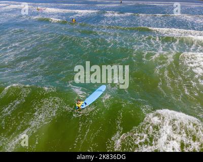 Les gens apprennent à surfer sur Cox Beach, près de Tofino, un beau matin d'été. Tofino, Colombie-Britannique, Canada. Banque D'Images