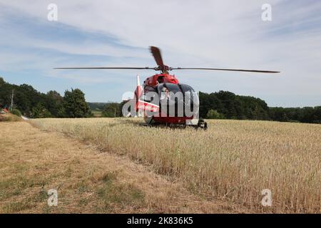 PRODUCTION - 21 juin 2022, Saxe-Anhalt, Naumburg : l'hélicoptère de secours « Christoph Thüringen » se trouve dans un champ près d'un site de mission. L'hélicoptère est l'un des quatre stationnés en Thuringe et le seul qui peut également voler des missions de nuit. Photo: Bodo Schackow/dpa Banque D'Images