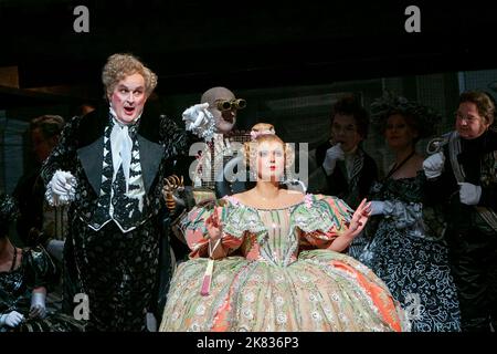 A gauche: Robin Leggate (Spalazani) centre: Ekaterina Lekhina (Olympia) aux CONTES d'HOFFMANN à l'Opéra Royal, Covent Garden, Londres WC2 25/11/2008 musique: Jacques Offenbach libretto: Jules Barbier chef: Antonio Pappano Set design: William Dudley costumes: Maria Bjornson éclairage: David Hersey mouvement: John Eleanbs ou John Hobansey Banque D'Images