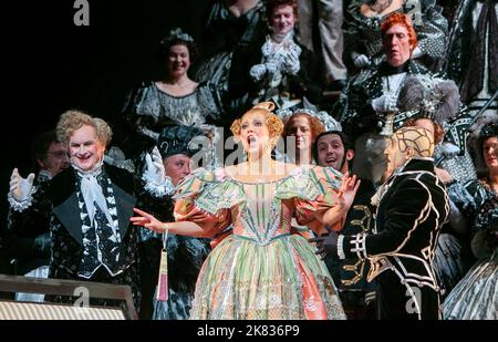 Front, l-r: Robin Leggate (Spalazani), Ekaterina Lekhina (Olympia), Graham Clark (Cochenille) dans LES CONTES d'HOFFMANN à l'Opéra Royal, Covent Garden, Londres WC2 25/11/2008 musique: Jacques Offlibretto: Jules Barbier chef d'orchestre: Antonio Pappano ensemble design: William Dudley costumes Maria, ou David Fjornsey: Mouvement: William Hobbs Directeur original: John Schlesinger Banque D'Images