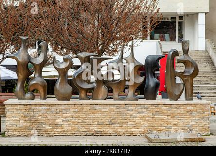 TARGU MURES, MURES, ROUMANIE - 24 AVRIL 2021 : statues sur la place du théâtre le 24 avril 2021 à Targu-Mures. Banque D'Images