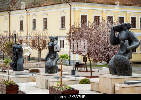 TARGU MURES, MURES, ROUMANIE - 24 AVRIL 2021 : statues sur la place du théâtre le 24 avril 2021 à Targu-Mures. Banque D'Images