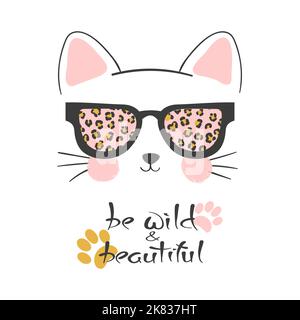 Petit chat mignon en lunettes de soleil illustration vectorielle. Imprimé t-shirt pour enfant Illustration de Vecteur