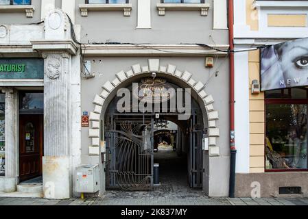 TARGU MURES, MURES, ROUMANIE - 24 AVRIL 2021 : L'entrée de la taverne du diable le 24 avril 2021 à Targu Mures, Transylvanie Banque D'Images