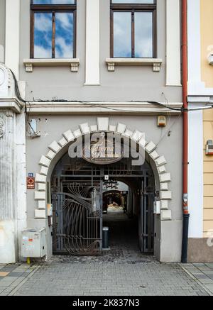 TARGU MURES, MURES, ROUMANIE - 24 AVRIL 2021 : L'entrée de la taverne du diable le 24 avril 2021 à Targu Mures, Transylvanie Banque D'Images