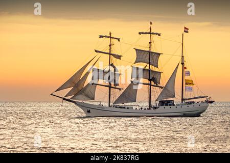 Bateau à voile néerlandais Artemis, barque à trois mâts construite en 1926 comme un baleinier naviguant au coucher du soleil Banque D'Images