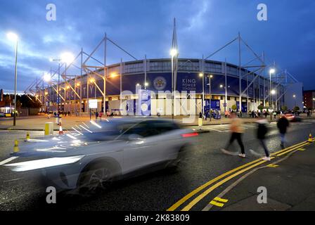 Une vue à l'extérieur pendant que les fans arrivent avant le match de la Premier League au King Power Stadium, Leicester. Date de la photo: Jeudi 20 octobre 2022. Banque D'Images