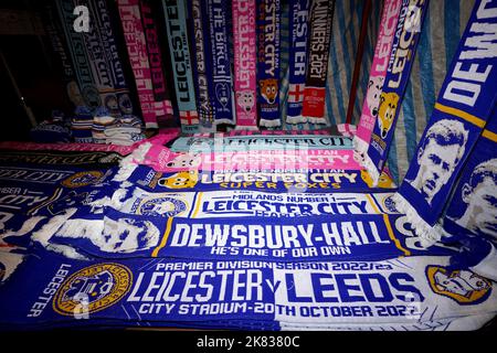 Les foulards de Leicester City sont en vente à l'extérieur avant le match de la Premier League au King Power Stadium de Leicester. Date de la photo: Jeudi 20 octobre 2022. Banque D'Images