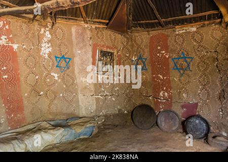 WOLLEKA, ETHIOPIE - 14 MARS 2019 : intérieur d'une synagogue dans le village de Wolleka, Ethiopie. Banque D'Images