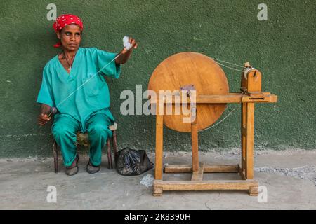 WOLLEKA, ETHIOPIE - 14 MARS 2019: Femme locale tournant le fil à l'aide de la broche dans l'atelier des femmes de Ploughshare dans le village de Wolleka, Ethiopie. Banque D'Images