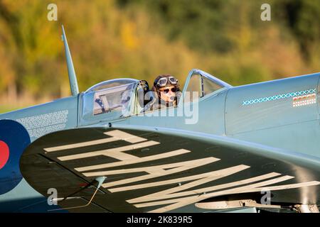 Supermarine Spitfire PL983 « Thank U NHS » lors du salon de l'aviation du jour de la course qui s'est tenu à Shuttleworth le 2nd octobre 2022 Banque D'Images